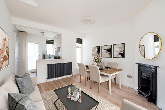 2 Bedroom Maisonette For Sale In De'arn Gardens, Mitcham, CR4