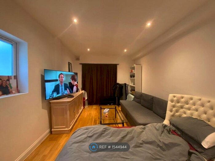 Studio To Rent In West Hendon Broadway, London, NW9