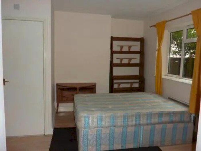 Studio To Rent In Walm Lane, London NW2