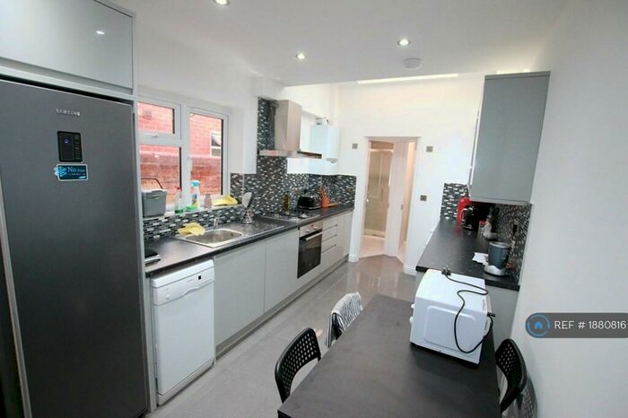 6 Bedroom Terraced House To Rent In Grange Avenue, Reading, RG6