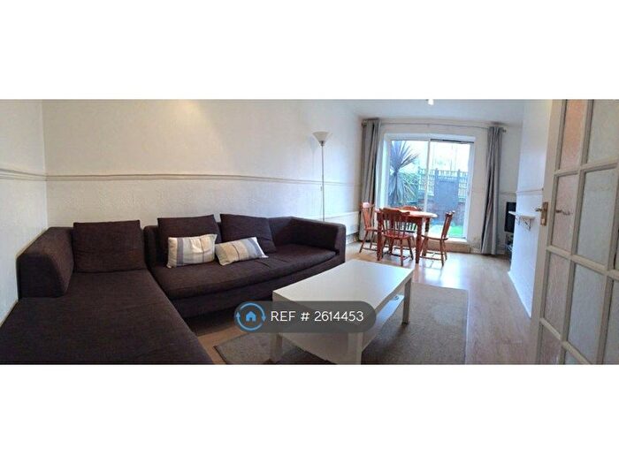 3 Bedroom Flat To Rent In Parker Court, London, N1