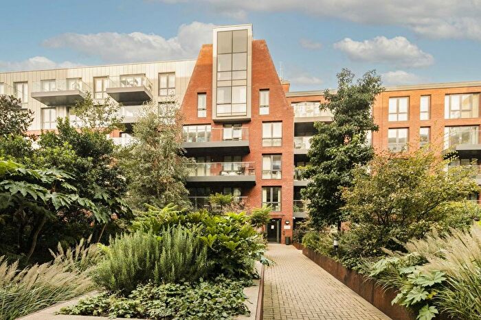 3 Bedroom Flat To Rent In Gaumont Place, London, SW2