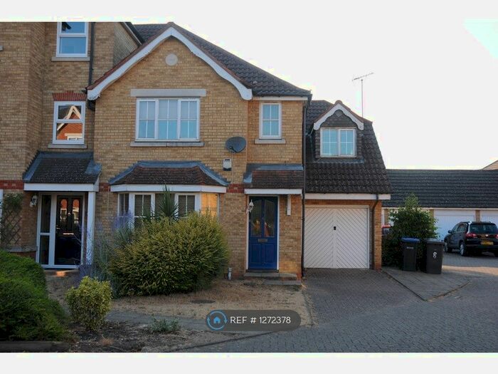5 Bedroom Semi-Detached House To Rent In Nightingale Shott, Egham TW20