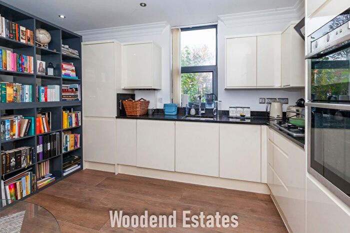 2 Bedroom Flat For Sale In Gunnersbury Lane, Acton, W3
