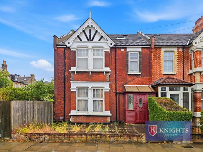 4 Bedroom House For Sale In Belsize Avenue, London, N13