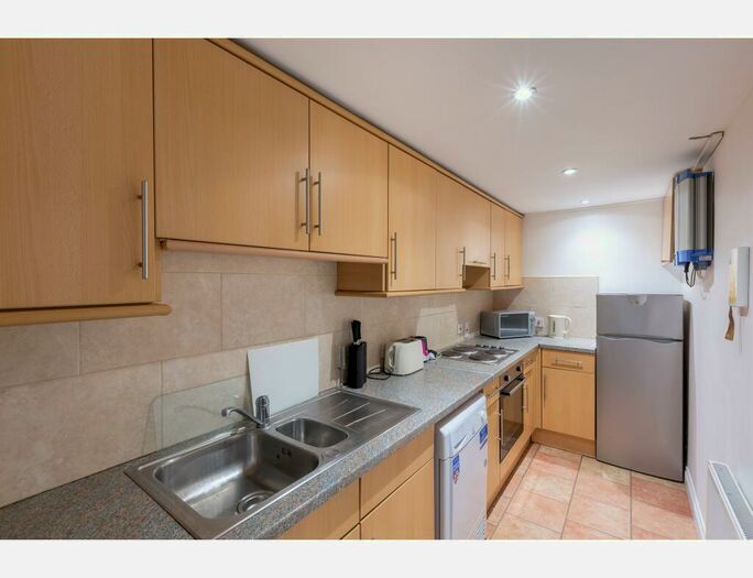 8 Bedroom Terraced House To Rent In Bed, Archery Road, Leeds, LS2