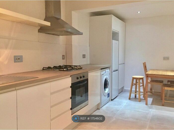 3 Bedroom Maisonette To Rent In Ferndale Road, London, SW4