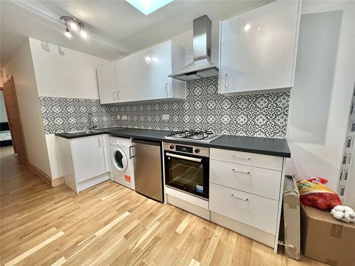 1 Bedroom Flat To Rent In Cassiobury Park Avenue, Watford, Hertfordshire, WD18