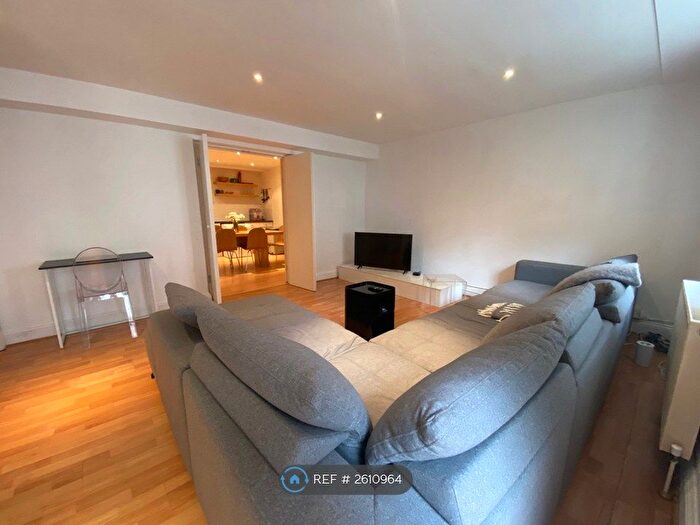 2 Bedroom Flat To Rent In The Red House, London, EC1M