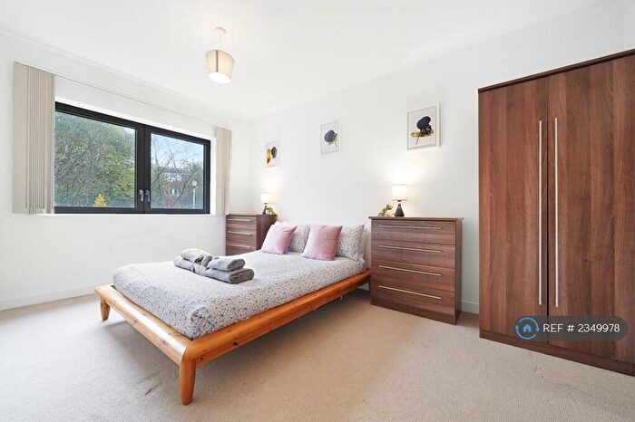 3 Bedroom Flat To Rent In Town Apartments, London, NW5