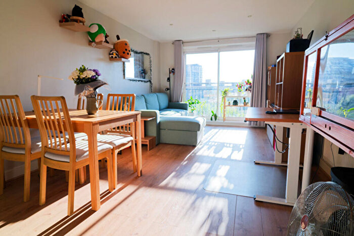 2 Bedroom Flat For Sale In Settlers Court, Canary Wharf, London, E14