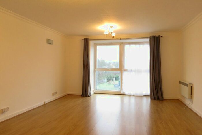 2 Bedroom Flat To Rent In Beulah Hill, Upper Norwood, London SE19