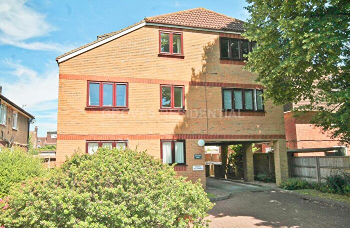 2 Bedroom Flat To Rent In Chestnut Grove, New Malden, KT3