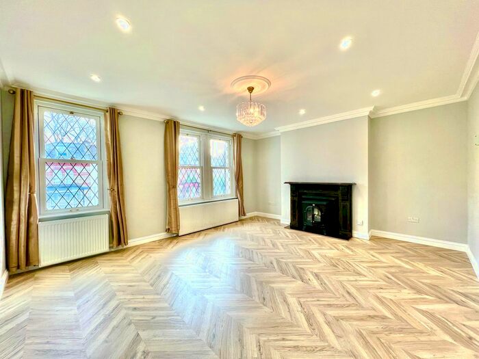 3 Bedroom Flat To Rent In Ballards Lane, Finchley Central, London, N3