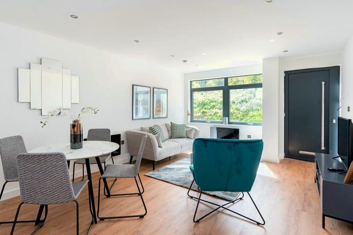 2 Bedroom Flat To Rent In Deepdene House, Dorking, RH5