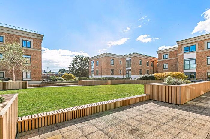 2 Bedroom Flat For Sale In Mead Lane, Hertford, SG13