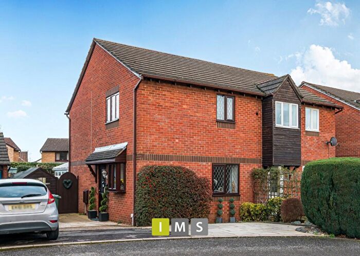 3 Bedroom Semi Detached House For Sale In Spindleside, Bicester, OX26