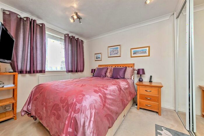 3 Bedroom End Of Terrace House For Sale In Handcross Road, Luton, LU2