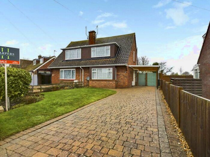 3 Bedroom SemiDetached House For Sale In Willis Road, Haddenham, HP17