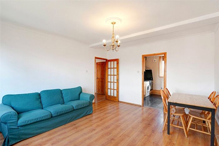 3 Bedroom Flat To Rent In Stockwell Gardens Estate, London, SW9