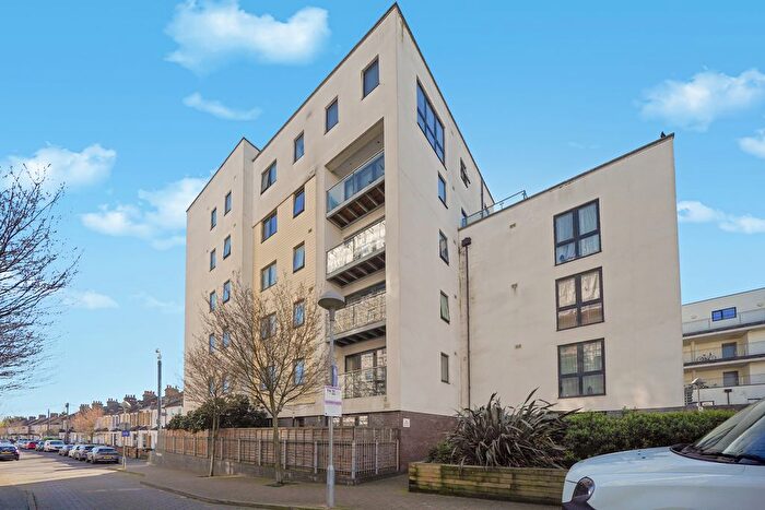 2 Bedroom Flat For Sale In Papermill Place, London, E17