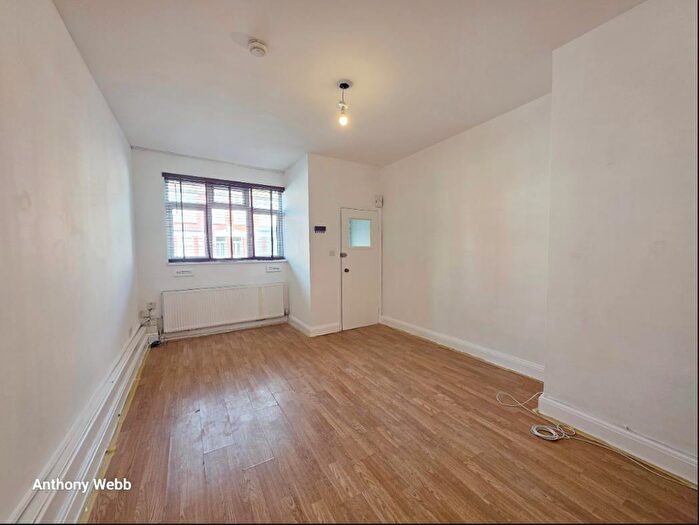 2 Bedroom Maisonette To Rent In Hermitage Road, London, N4