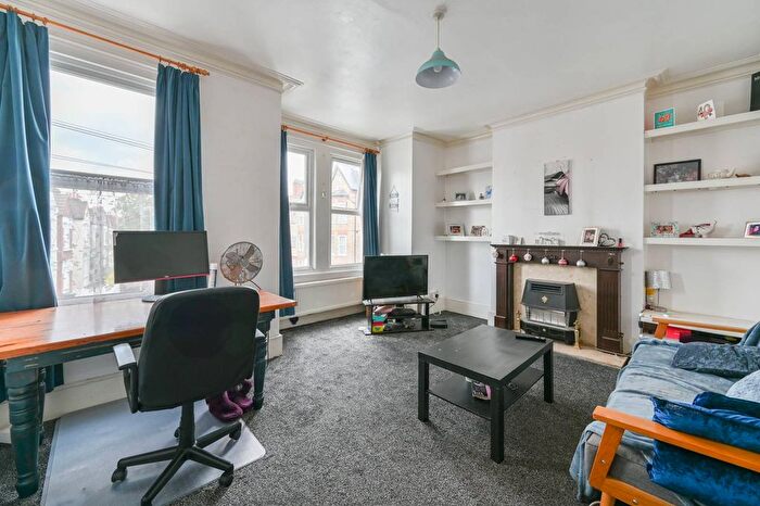 1 Bedroom Flat To Rent In Brightwell Crescent, Tooting, London, SW17