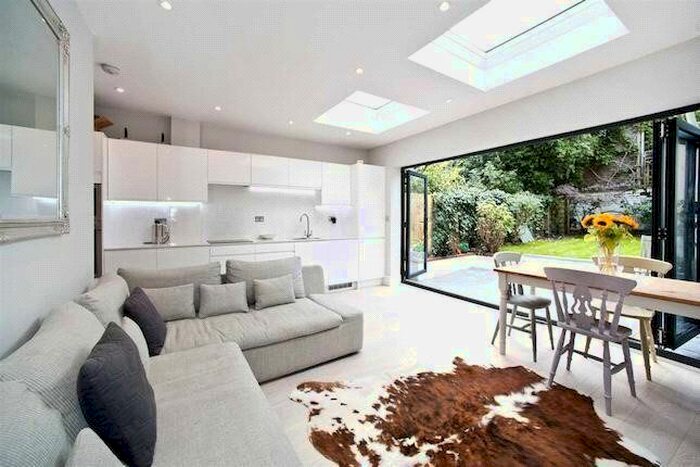 2 Bedroom Flat To Rent In Stanlake Road, London, W12