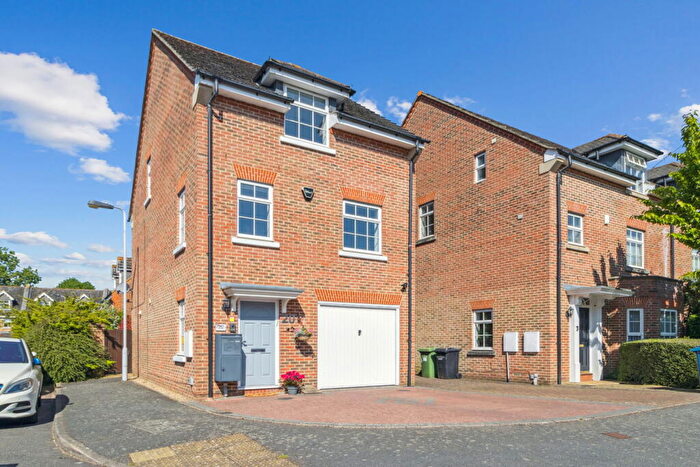 3 Bedroom Detached House For Sale In Stirling Avenue, Pinner, HA5