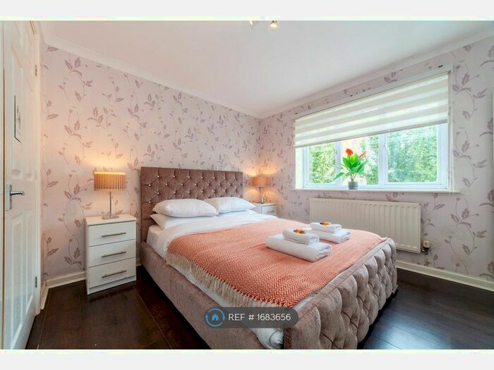 2 Bedroom Flat To Rent In Macarthur Close, Erith, DA8