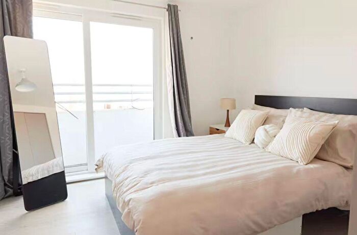 1 Bedroom Flat To Rent In Chigwell Road, London, E18