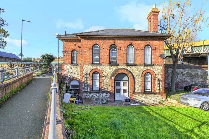 2 Bedroom Detached House To Rent In Gun Lane Rochester, ME2