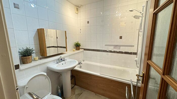 2 Bedroom Detached House To Rent In , Shieldhall Gardens Glasgow, G51