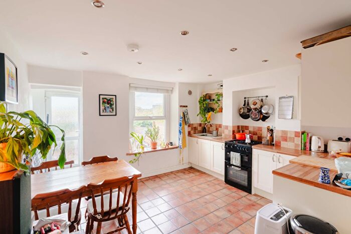 1 Bedroom Maisonette For Sale In Basement Flat, Mendip Road, Windmill Hill, Bristol, BS3