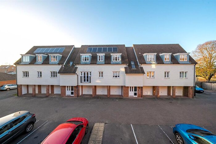 2 Bedroom Flat For Sale In Hawkes Way, Maidstone, ME15