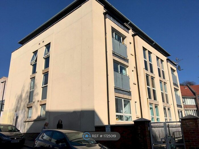 2 Bedroom Flat To Rent In The Azure, Bristol, BS6