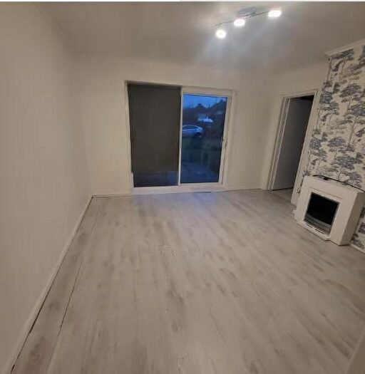 3 Bedroom Semi-Detached House To Rent In Valley Side, London, E4