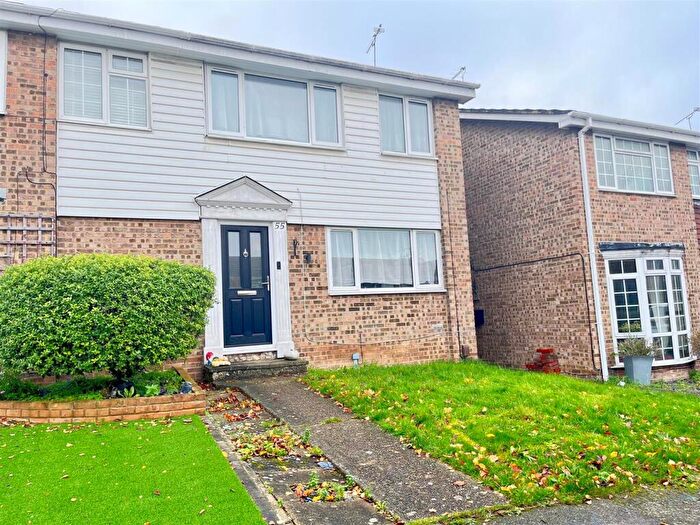 3 Bedroom Semi-Detached House To Rent In Chatsworth Drive, Sittingbourne, Kent, ME10