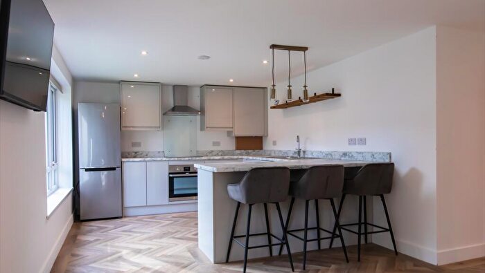 3 Bedroom Flat To Rent In Elizabeth Court, Metchley Lane, Birmingham, B17