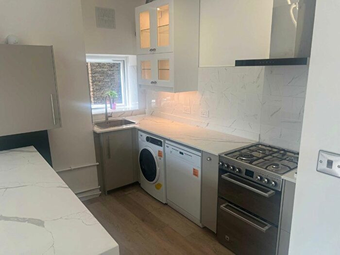 2 Bedroom Flat To Rent In Hopton Road, London, SW16