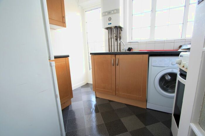 3 Bedroom Flat To Rent In Leigham Avenue, London, SW16