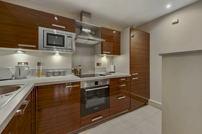 2 Bedroom Flat To Rent In Brooklands Road, KT13