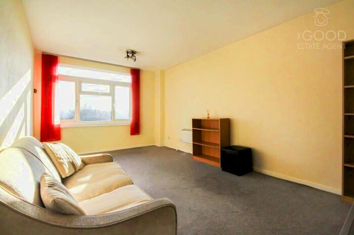 2 Bedroom Flat To Rent In Highwood Lane, Loughton IG10