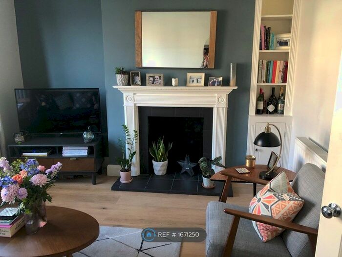 2 Bedroom Flat To Rent In Poynders Road, London, SW4