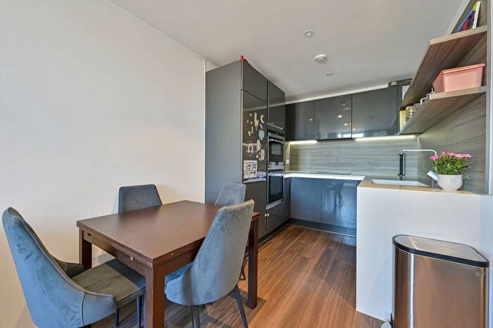 2 Bedroom Flat To Rent In Spectrum Way, Wandsworth Town, London, SW18