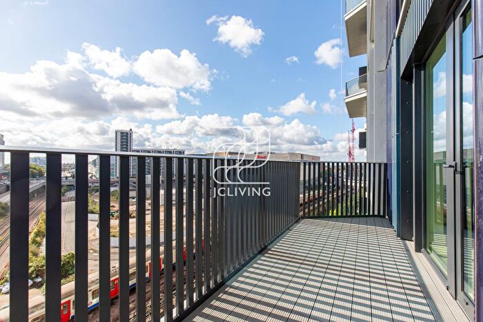 2 Bedroom Flat To Rent In Cascade Apartments, London, W12