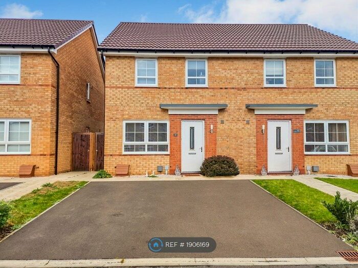 3 Bedroom Semi-Detached House To Rent In Halifax Road, Fernwood, Newark, NG24