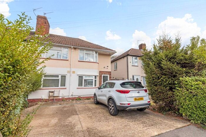 2 Bedroom Maisonette For Sale In Wiltshire Avenue, Slough, Berkshire, SL2