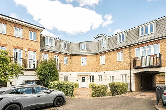 2 Bedroom Flat To Rent In Elizabeth Gardens, Isleworth, TW7