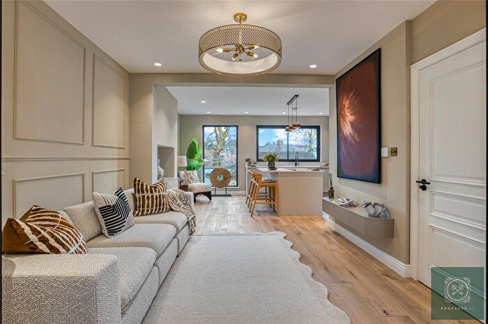 3 Bedroom Flat For Sale In Fallow Court Avenue, London, N12